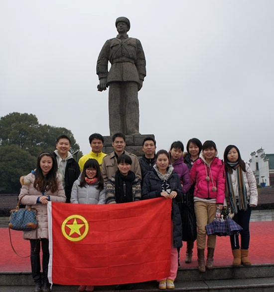 “学雷锋，献爱心”——中国共产主义青年团乐鱼入口,乐鱼leyu(中国)
委员会开展慰问贫困学生助学活动